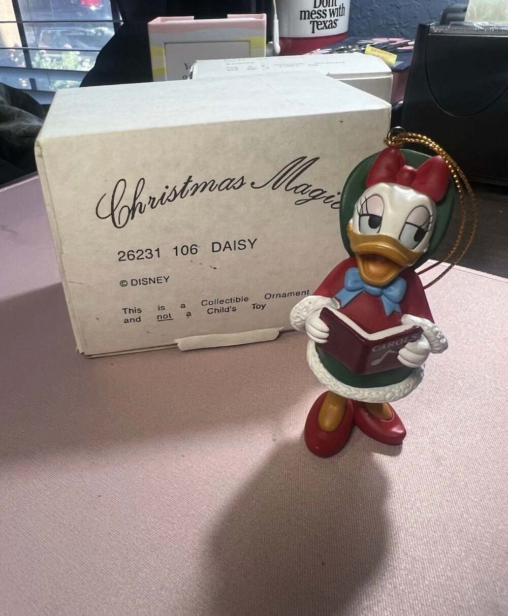 Grolier Disney Daisy Duck Caroling Christmas Magic Ornament 26231 106